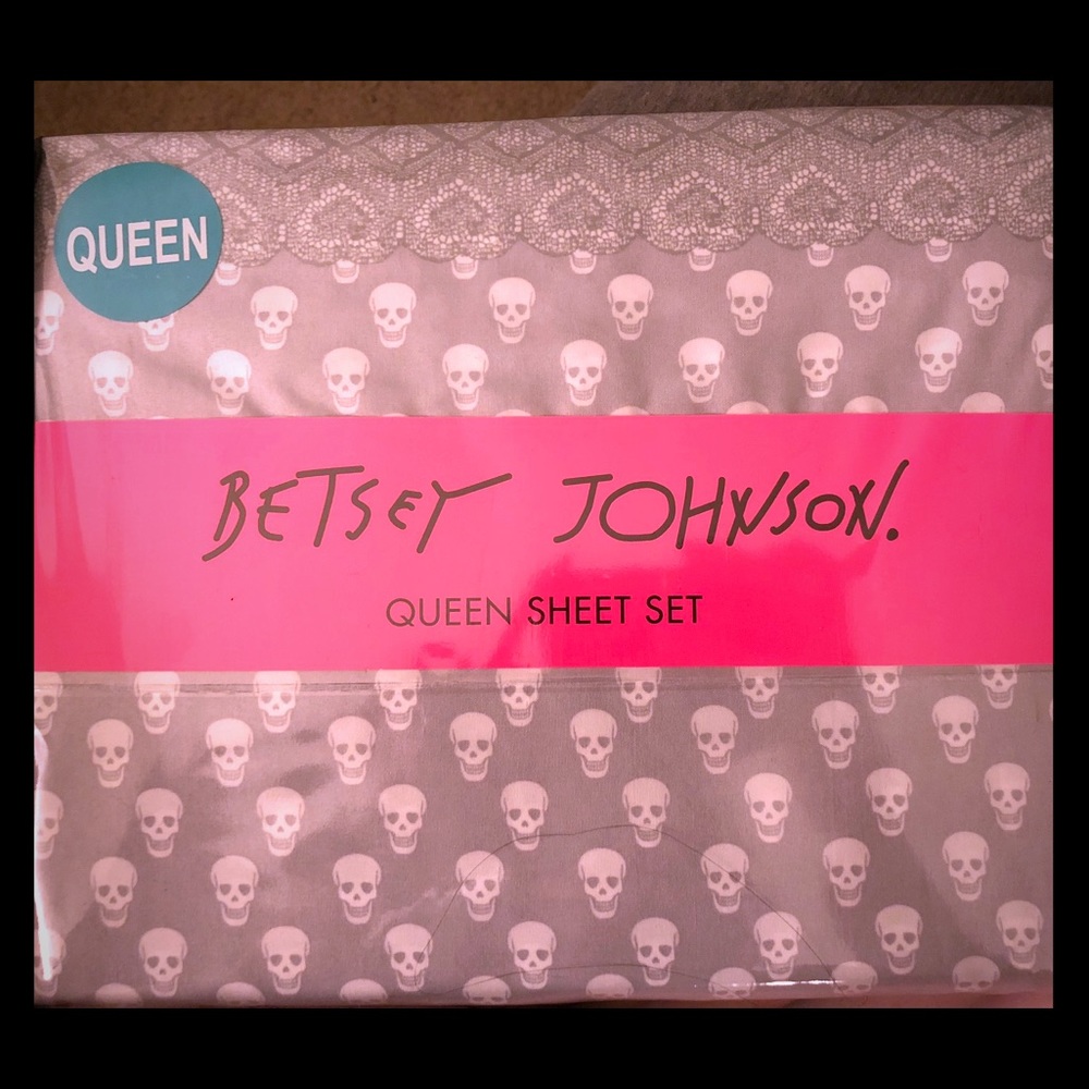 Light grey skull queen sheet set